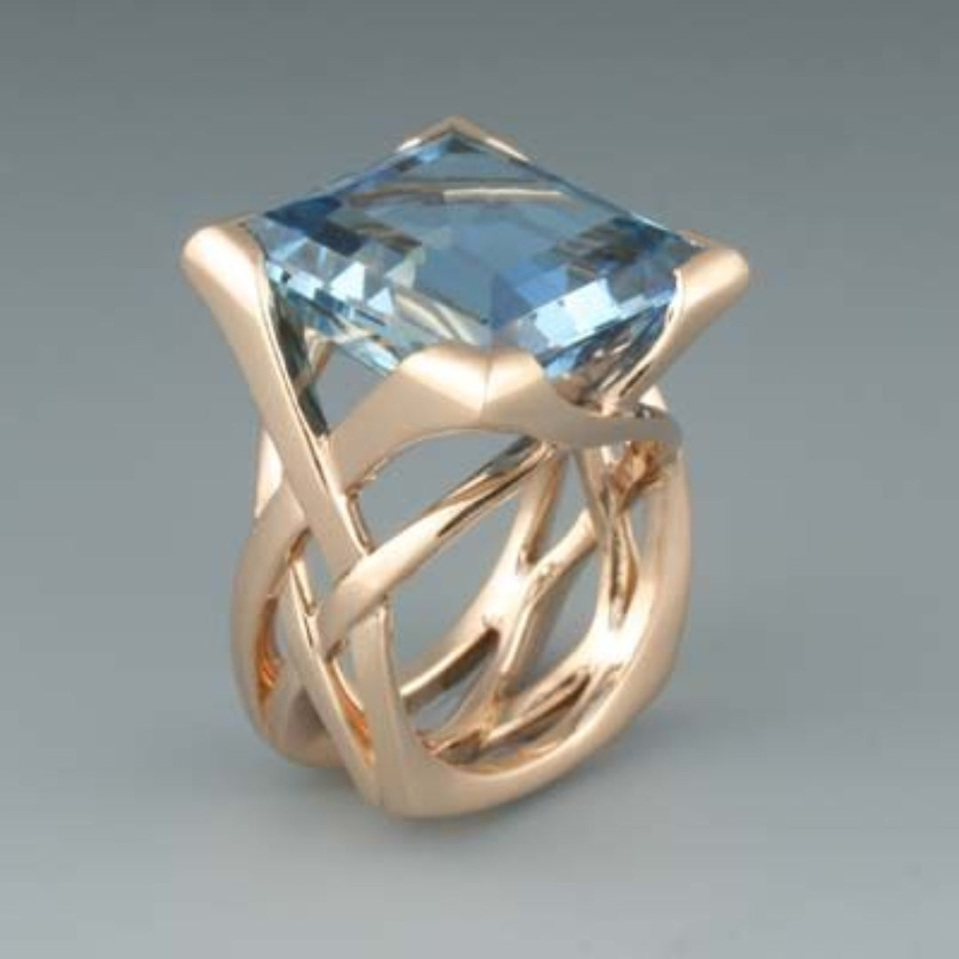 Bague Rose Vintage Ornée d’un Zircon Bleu