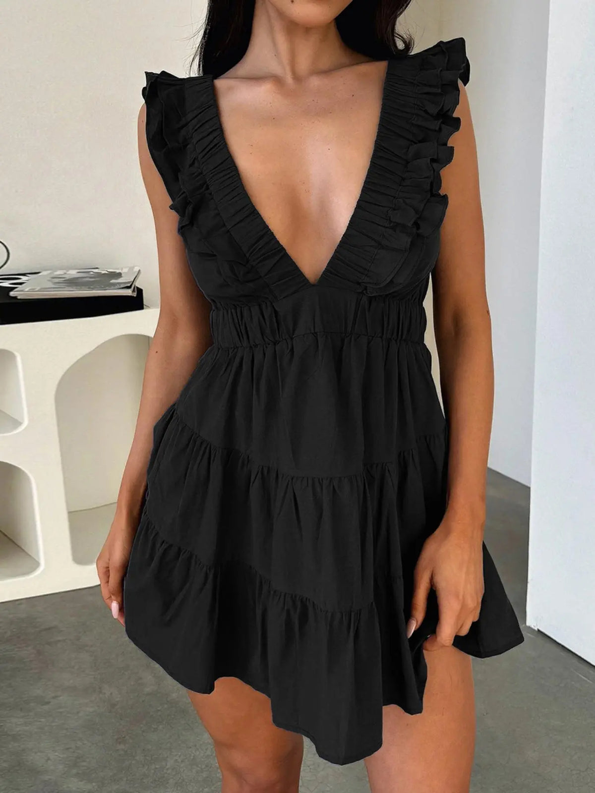 Robe Ajustée Col V Plongeant à Volants – Essentiel de l'Été