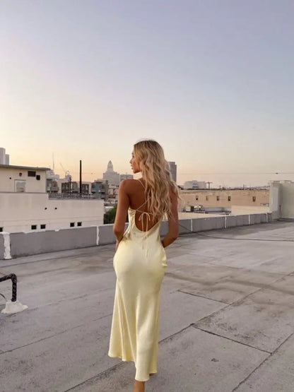Robe en Dentelle Dos Nu Élégante – Coupe Ajustée Trapèze à Dos Croisé