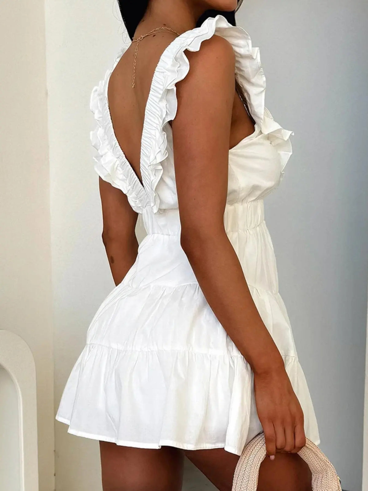 Robe Ajustée Col V Plongeant à Volants – Essentiel de l'Été