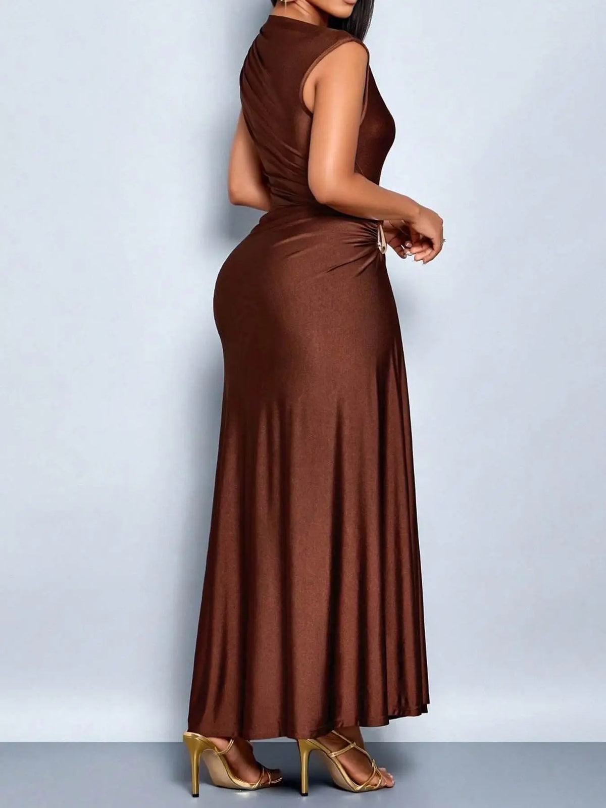 Robe de Soirée Champagne à Ourlet Asymétrique – Détail Métal Ajusté