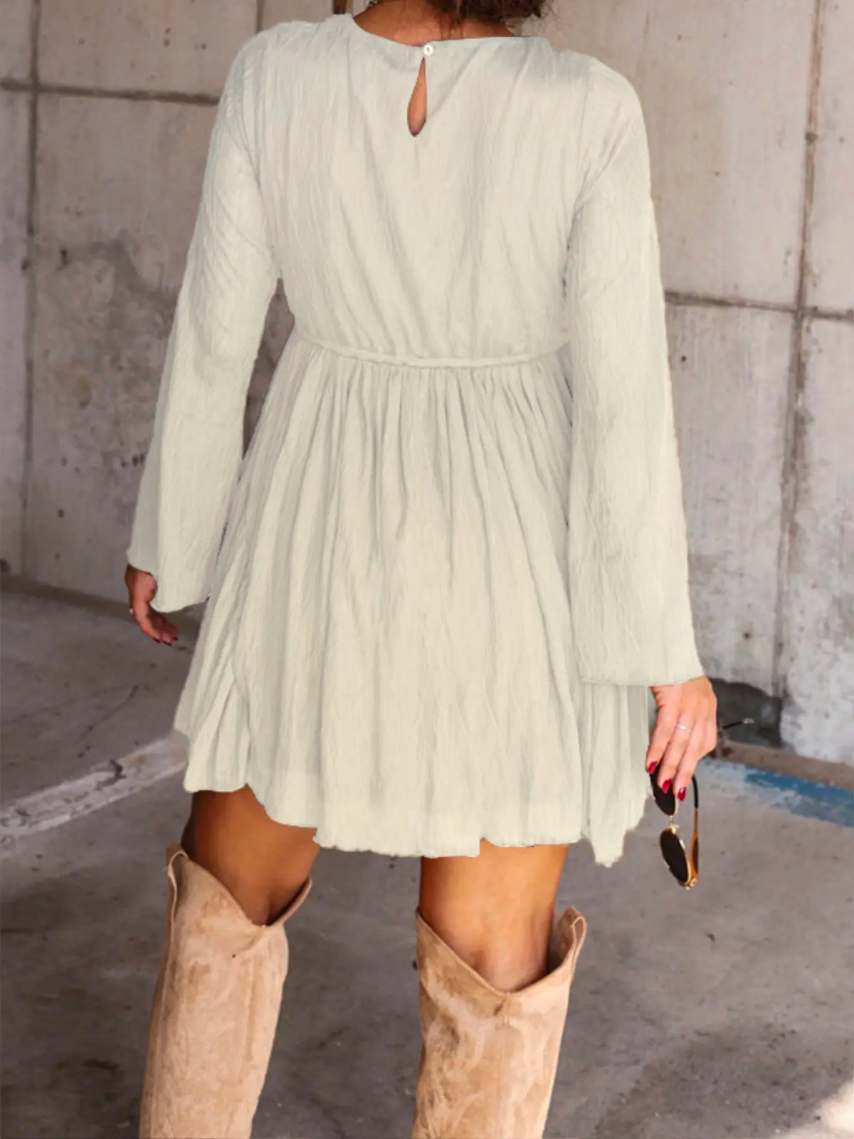 Robe Courte Col V à Manches Longues avec Short Intégré – Style Vintage Chic