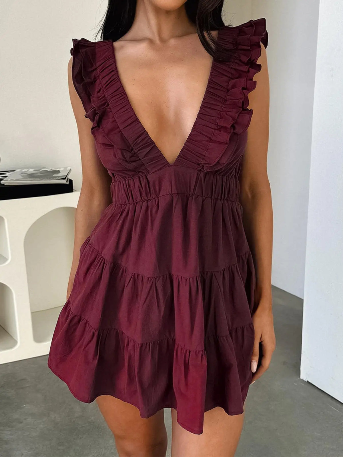 Robe Ajustée Col V Plongeant à Volants – Essentiel de l'Été