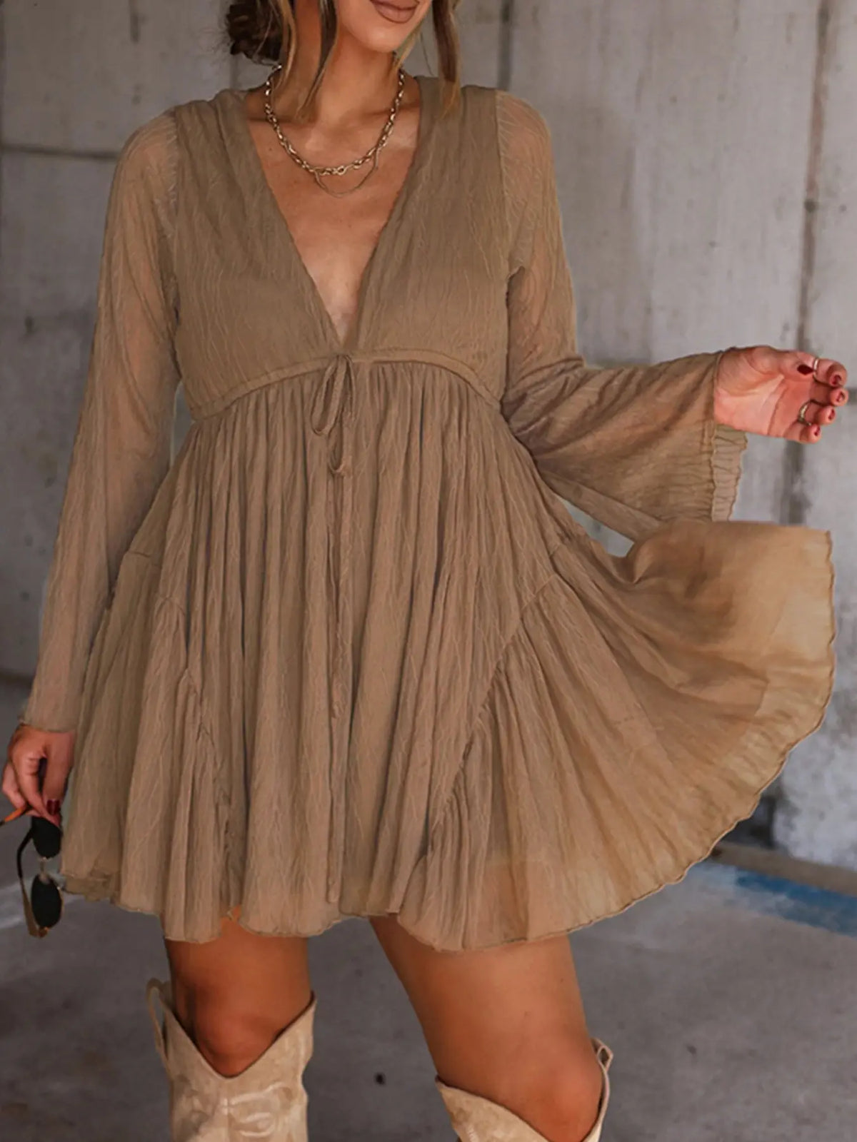Robe Courte Col V à Manches Longues avec Short Intégré – Style Vintage Chic