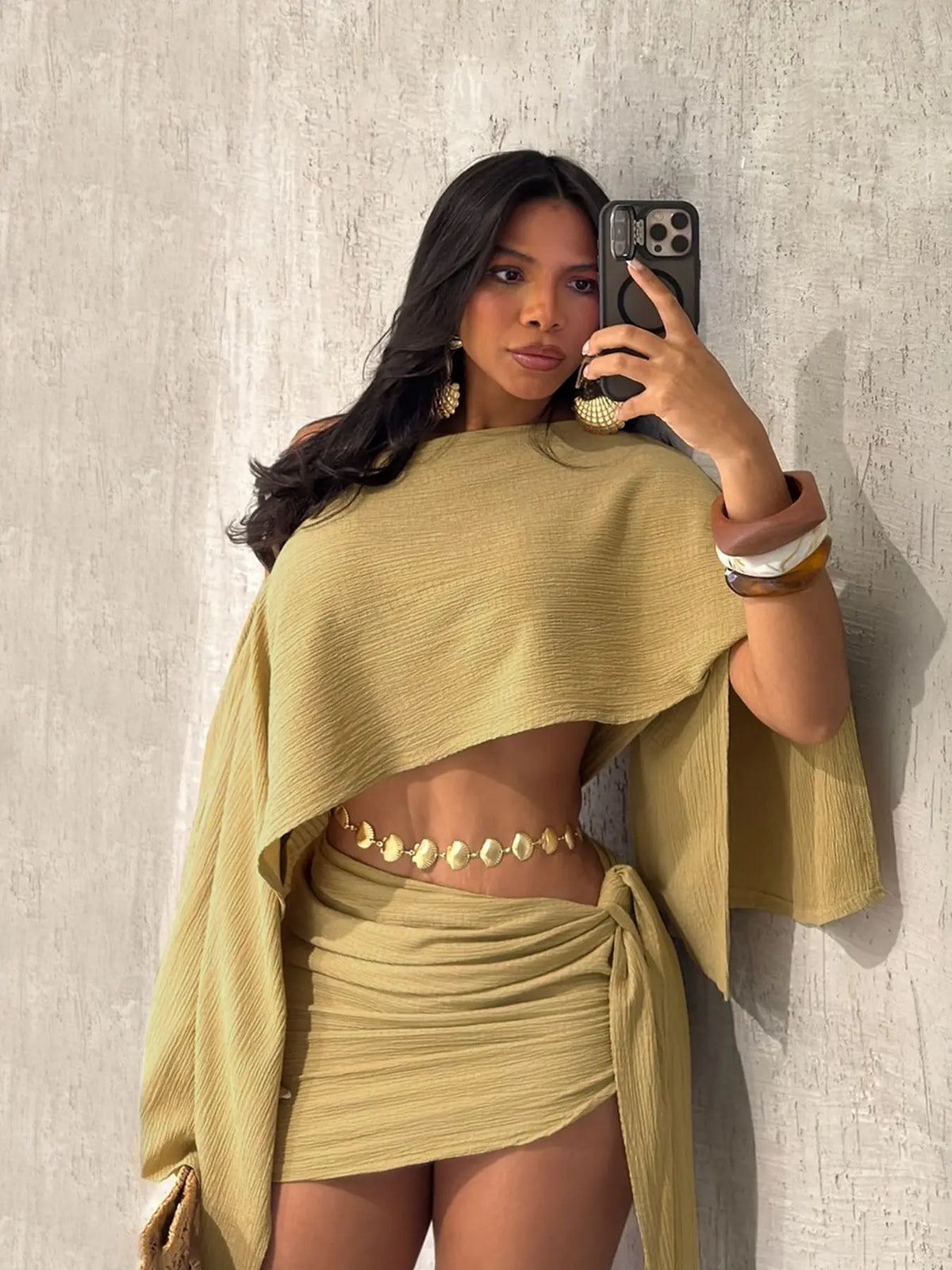 Ensemble Crop Top Épaules Dénudées et Jupe Moulante – Tenue de Vacances