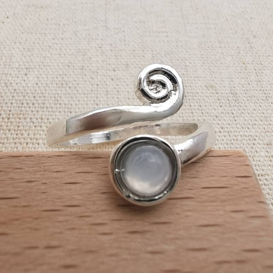 Bague Vintage Spirale Ornée d’une Pierre de Lune