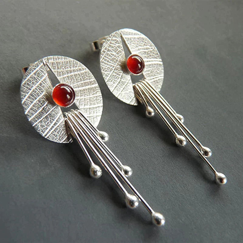 Boucles d’Oreilles Longues Pendantes Ornées d’une Pierre Rouge