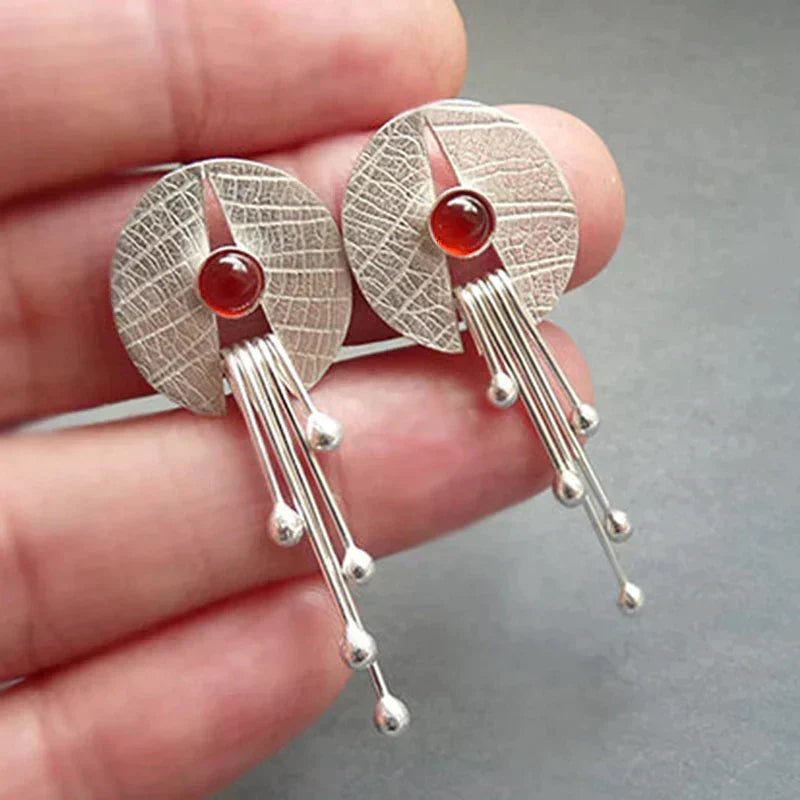 Boucles d’Oreilles Longues Pendantes Ornées d’une Pierre Rouge