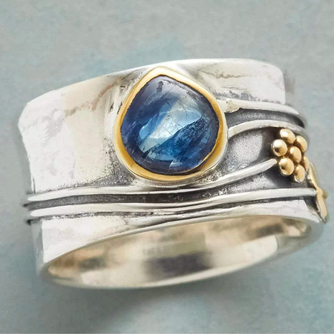 Bague Vintage en Argent Ornée d’un Cristal Bleu