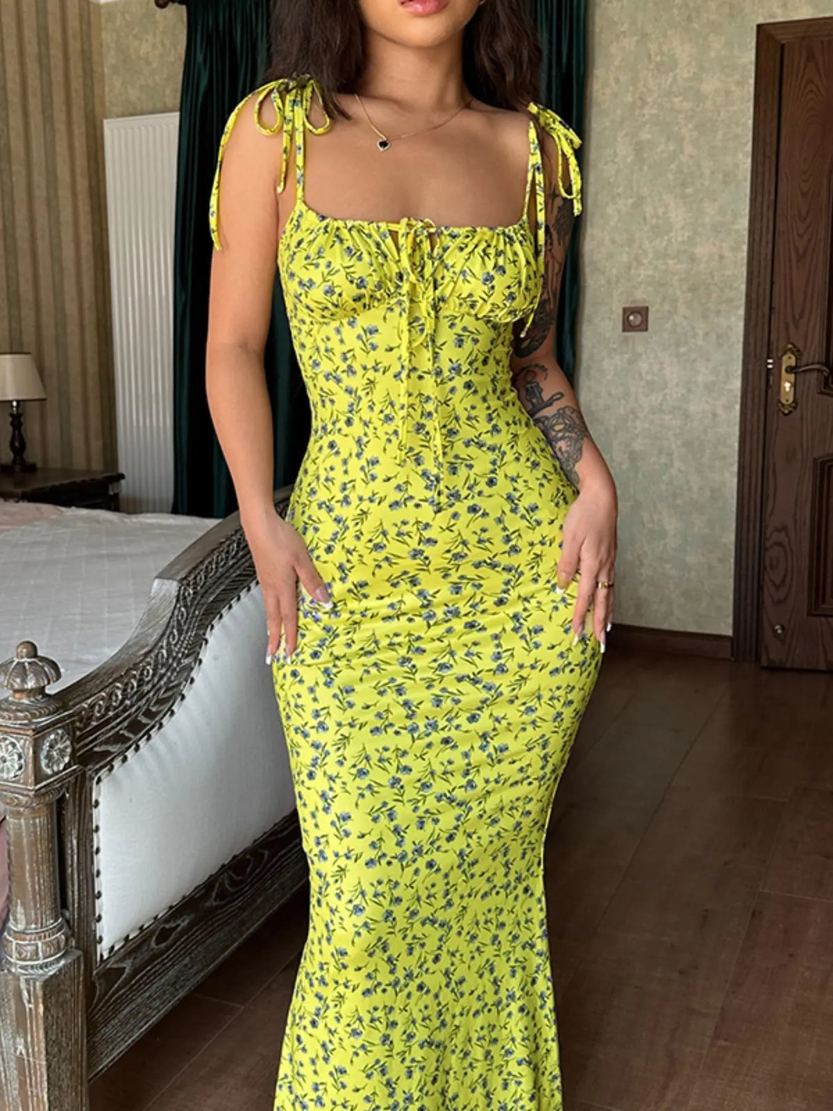 Robe Longue Sirène Fleurie Dos Nu – Bretelles à Nouer, Coupe Moulante