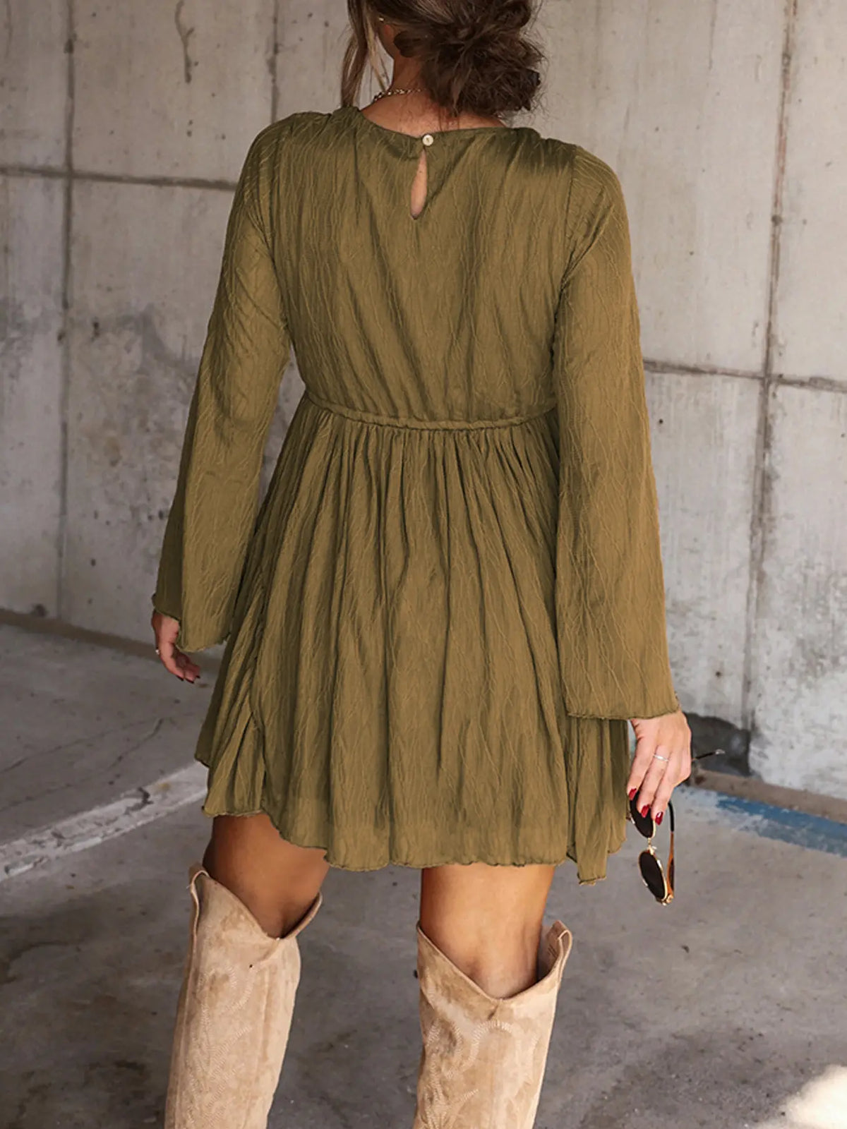 Robe Courte Col V à Manches Longues avec Short Intégré – Style Vintage Chic