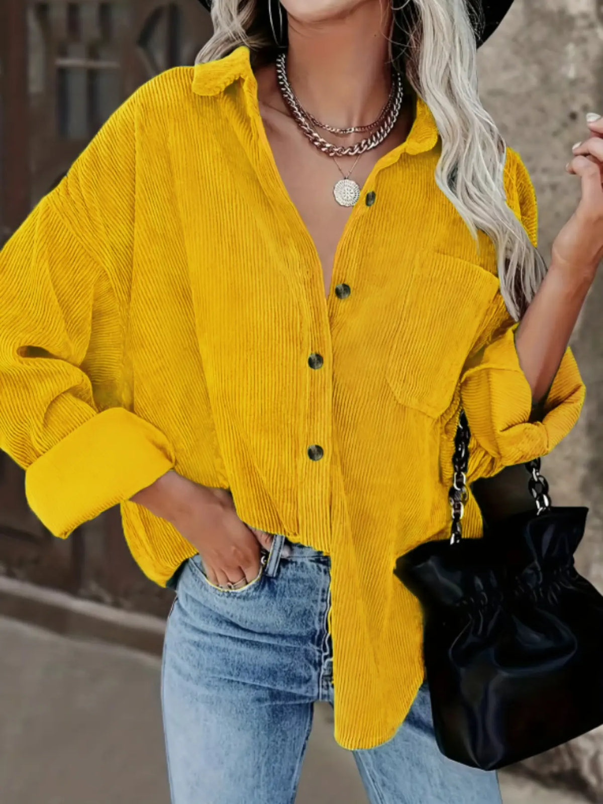 Chemise en Velours Côtelé Boutonnée – Coupe Oversize à Manches Longues