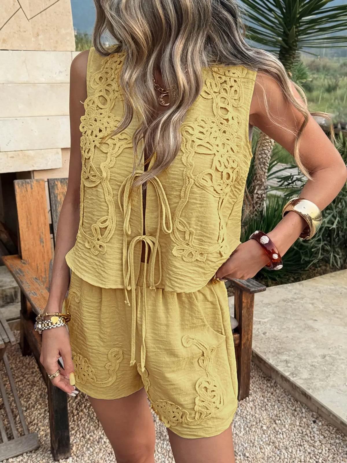 Ensemble Crop Top Col V Lacé et Short – Tenue d'Été Deux Pièces Décontractée