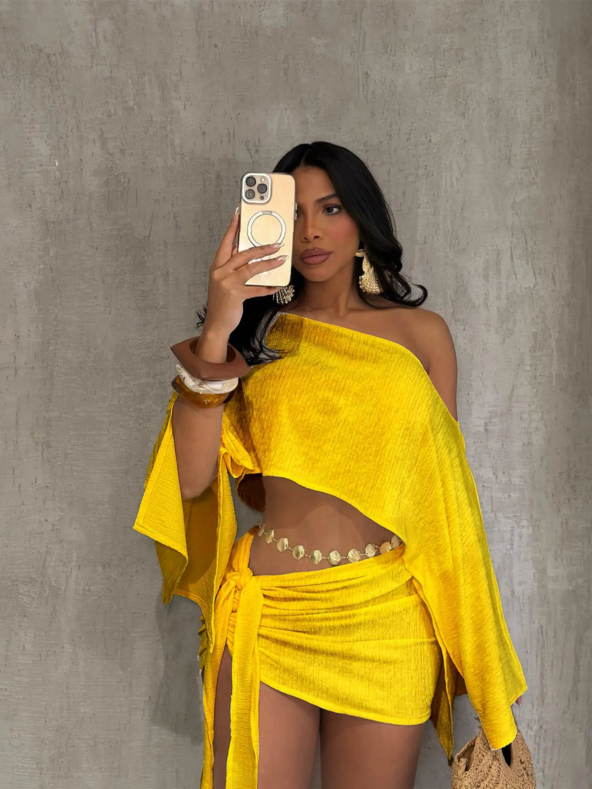 Ensemble Crop Top Épaules Dénudées et Jupe Moulante – Tenue de Vacances