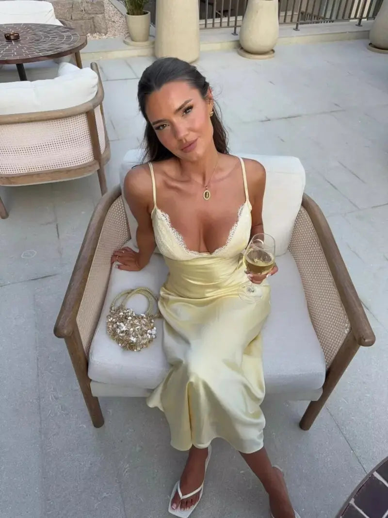 Robe en Dentelle Dos Nu Élégante – Coupe Ajustée Trapèze à Dos Croisé