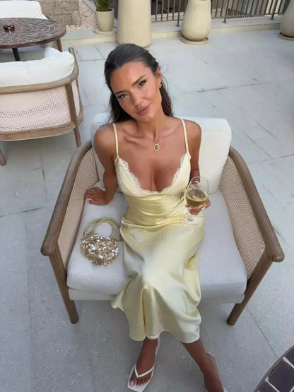 Robe en Dentelle Dos Nu Élégante – Coupe Ajustée Trapèze à Dos Croisé
