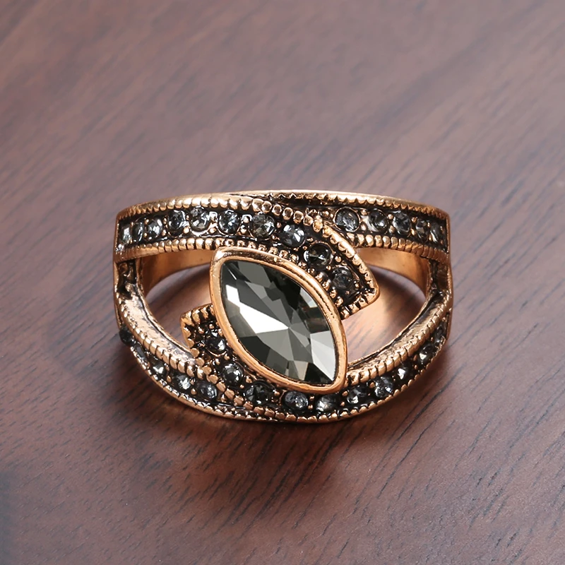 Élégante Bague Ornée d’un Cristal Noir