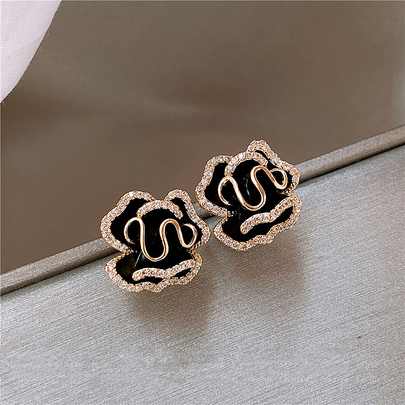 Boucles d’Oreilles en Or Ornées d’une Fleur de Lotus Noire