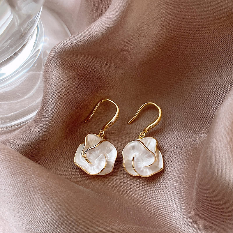 Boucles d’Oreilles Raffinées avec Fleurs Blanches