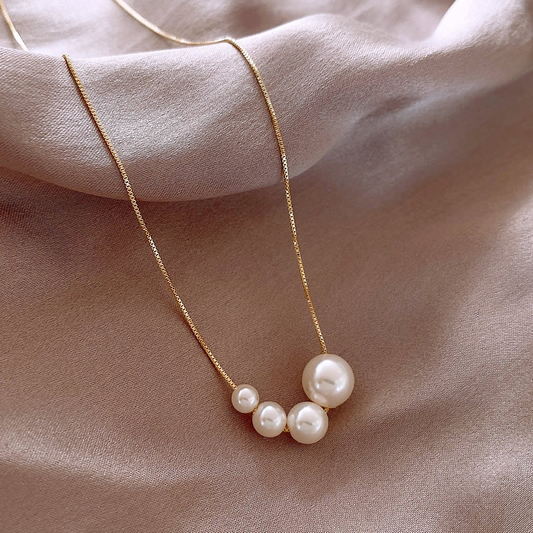 Collier Raffiné avec Perles de Culture Dorées