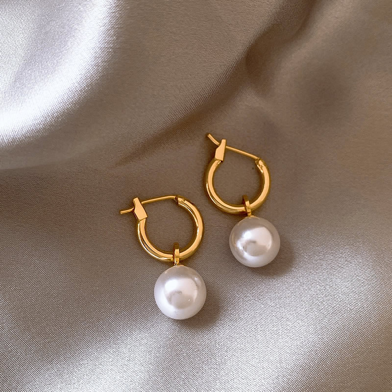 Boucles d’Oreilles Ornées de Boules Dorées