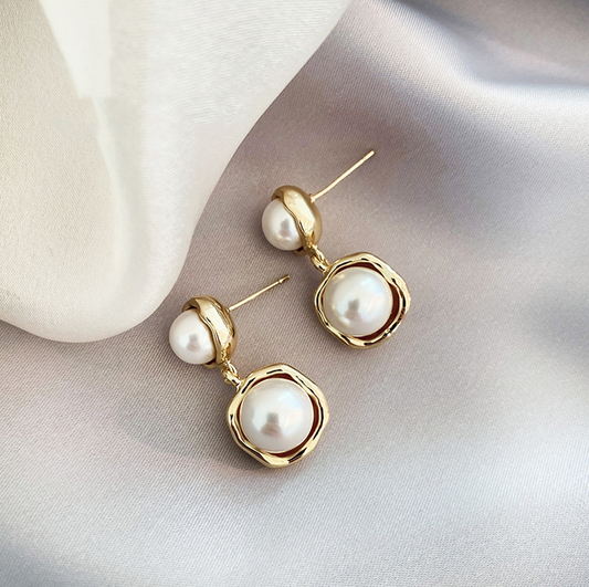 Boucles d’Oreilles Ornées de Perles Dorées