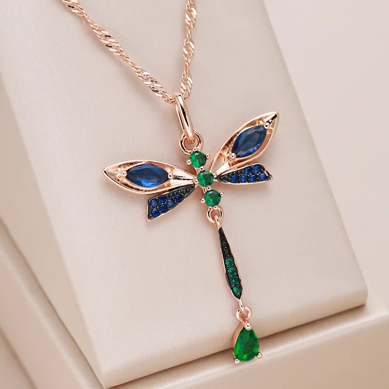 Collier Élégant Orné d’une Libellule