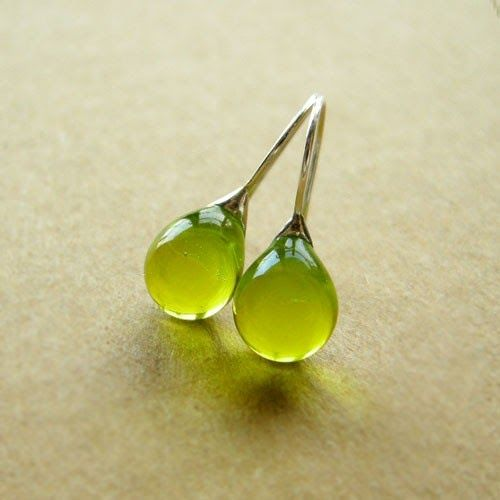 Boucles d’Oreilles Vintage Ornées de Cristaux Olive